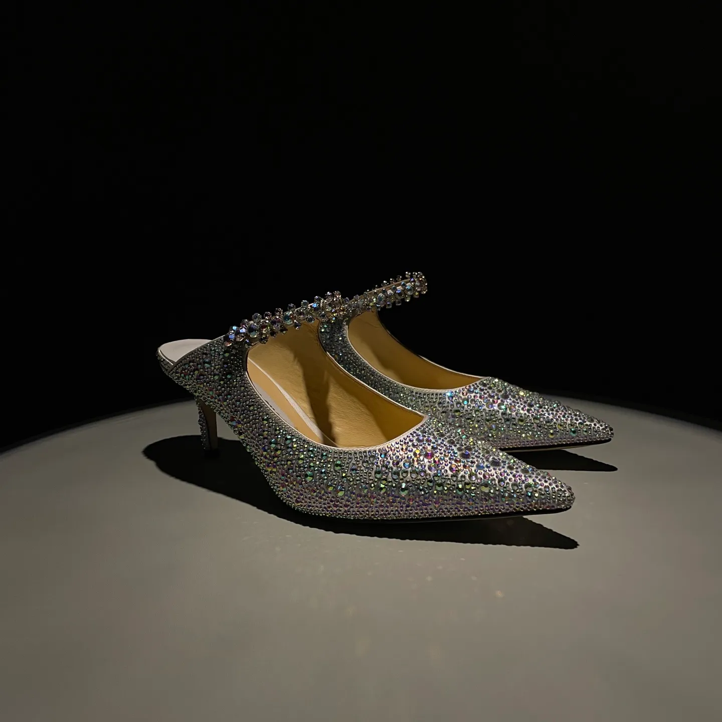 💕💕Factory direct selling price p680💕💕Jimmy Choo/Jimmy Choo classic diamond chain, pointed toe high-heeled slippers, crystal slippers, superb crystal slippers, so beautiful that you can’t take your eyes away. The shape of the shoes is very delicate, not too narrow and long, and the internal space is enough to allow the toes to relax enough. The rhinestones outline a charming arc on the instep, which is simply beautiful. It has a 360-degree surrounding fairy atmosphere, gorgeous but not exaggerated! ! The fabric is made of original customized material. The lining and toes are made of imported sheepskin. Customized A-grade Italian cowhide genuine leather sole. Heel height: 6.5cm 8.5cm Size: 35-39 (34/40/41/42/43 customized)